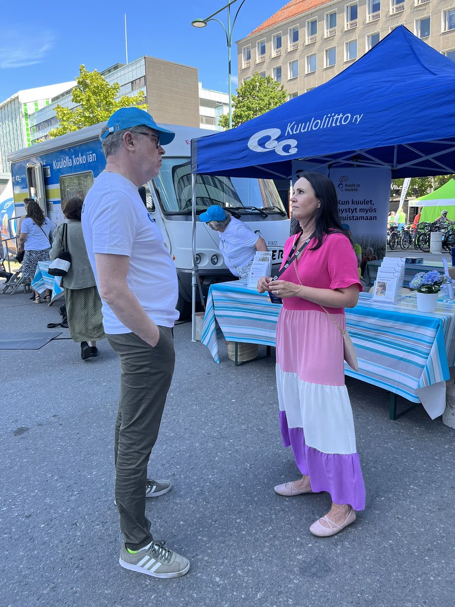 Hallituksen puheenjohtajamme Jouni Aalto ja <a href="/KrisseSalonen/">Kristiina Salonen</a> keskustelivat tovin mm. kuntoutuksesta. Lopuksi sovittiin, että ollaan jatkossa matalalla kynnyksellä yhteyksissä. Kiitos vierailustasi! #KuuloAreena #SuomiAreena