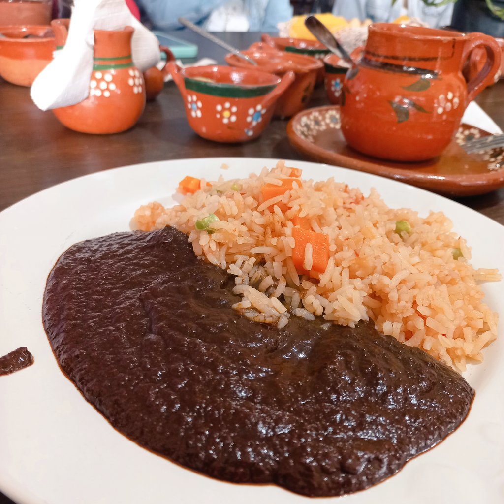alexialefebvreb's tweet photo. Una de las tradiciones de Amealco es que los martes se come mole de guajolote. Mejor si se acompaña con café de olla y un pan. Este lugar se llama El Sillar, a 10 min de la cabecera. #Querétaro https://t.co/KLSloxp8qs