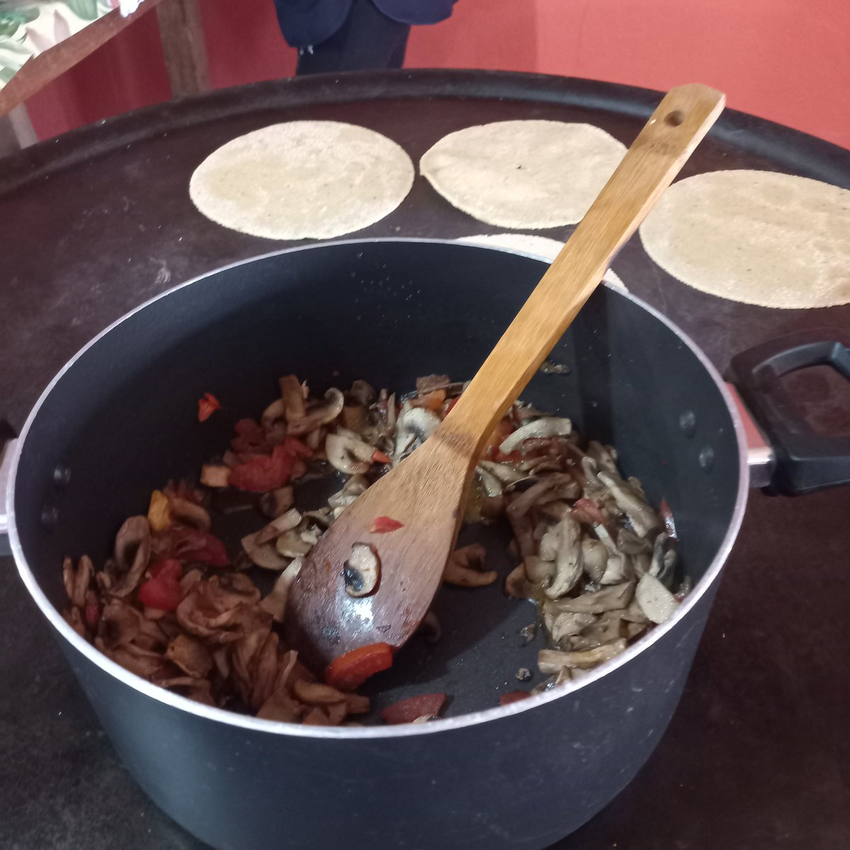 alexialefebvreb's tweet photo. Una de las tradiciones de Amealco es que los martes se come mole de guajolote. Mejor si se acompaña con café de olla y un pan. Este lugar se llama El Sillar, a 10 min de la cabecera. #Querétaro https://t.co/KLSloxp8qs