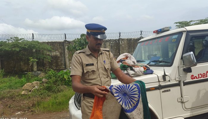dvk_dileep's tweet photo. Incident in which the national flag 🇮🇳 was found abandoned at a dumping ground in #Ernakulam, #Kerala probe launched 

But salute to an officer of @TheKeralaPolice who showed the common sense to first salute the flag &amp; then pull it from the garbage 

@IndiaCoastGuard #NewsUpdates https://t.co/OOk3InU7hN