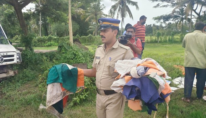 dvk_dileep's tweet photo. Incident in which the national flag 🇮🇳 was found abandoned at a dumping ground in #Ernakulam, #Kerala probe launched 

But salute to an officer of @TheKeralaPolice who showed the common sense to first salute the flag &amp; then pull it from the garbage 

@IndiaCoastGuard #NewsUpdates https://t.co/OOk3InU7hN