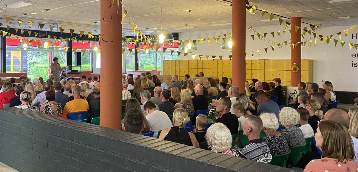 Sinds 1 januari staat mijn bureau op Dollard College Pekela. Vanavond was daar een groot feest: alle examenkandidaten kregen hun diploma. 100%. Proficiat!