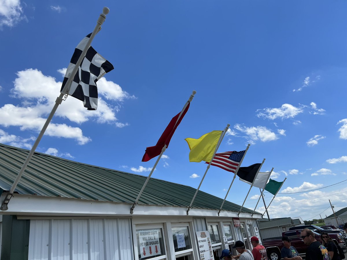 MESchaler's tweet photo. @atticaracewyprk for the #braddotyclassic 🏁👍😁 https://t.co/h8oRg3Sj8a