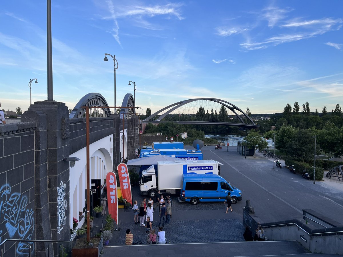 olver128's tweet photo. RT FiEurope "Super nice location in Frankfurt for the @ARTEre Saloon. Good bye Frankfurt. See you on Thursday again @ARTEde @Tracks_de @geldschnurrbart Good bye Frankfurt. https://t.co/wnGsfD0Nab https://t.co/DtGlOwjHVA"