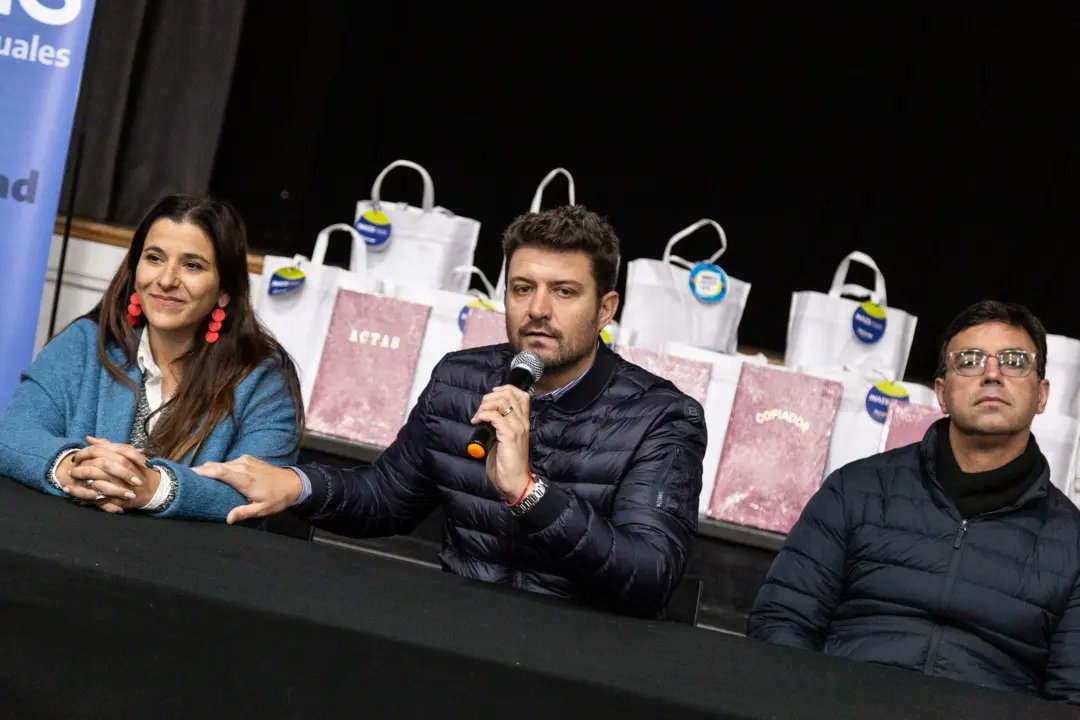 EriPereyraVL's tweet photo. #INAEScerca

En #ExaltaciónDeLaCruz junto a los intendentes @DiegoEduNanni y @estebansanzio , y autoridades nacionales y provinciales, realizamos una entrega de matrículas y libros contables a cooperativas de la región https://t.co/SUDa2zPqff