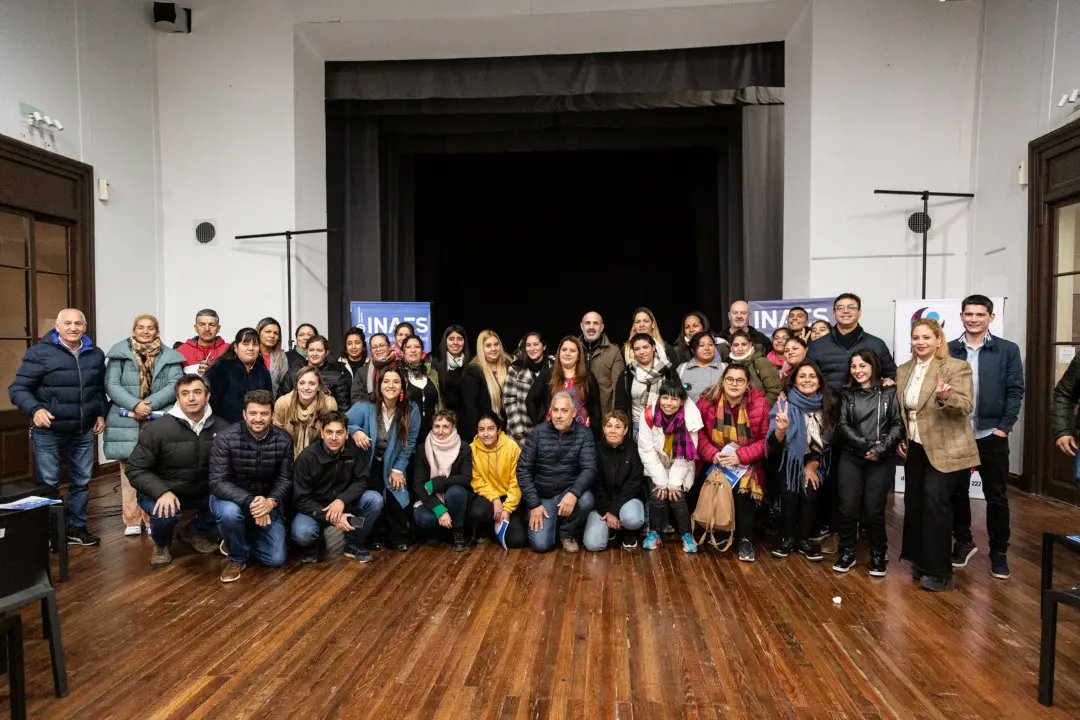 EriPereyraVL's tweet photo. #INAEScerca

En #ExaltaciónDeLaCruz junto a los intendentes @DiegoEduNanni y @estebansanzio , y autoridades nacionales y provinciales, realizamos una entrega de matrículas y libros contables a cooperativas de la región https://t.co/SUDa2zPqff