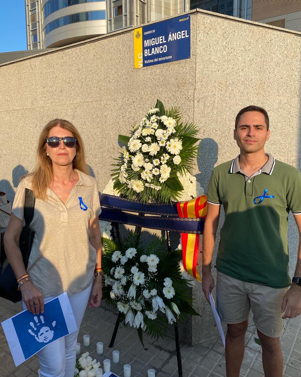 PPBenifaio's tweet photo. Hui hem homenatjat el nostre company Miguel Ángel Blanco al carrer amb el seu nom a la nostra ciutat acompanyats per Pablo Broseta i Carlos Casañ, víctimes d'ETA a València. 25 roses blanques en l'aniversari del seu assassinat que simbolitzen la Memòria, Dignitat i Justícia. https://t.co/xaXMSqALW7