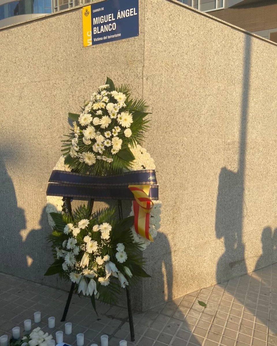 PPBenifaio's tweet photo. Hui hem homenatjat el nostre company Miguel Ángel Blanco al carrer amb el seu nom a la nostra ciutat acompanyats per Pablo Broseta i Carlos Casañ, víctimes d'ETA a València. 25 roses blanques en l'aniversari del seu assassinat que simbolitzen la Memòria, Dignitat i Justícia. https://t.co/xaXMSqALW7