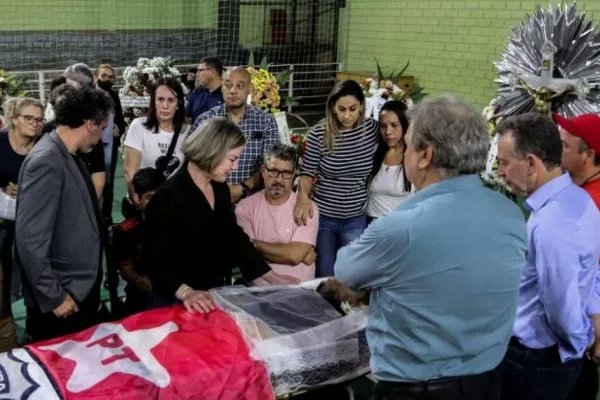 Metropoles's tweet photo. ➡️Casos de violência política crescem 23% no primeiro semestre de 2022
País registrou 214 episódios de violência contra lideranças políticas nos seis primeiros meses deste ano.
Leia: https://t.co/skZoNMKb7w https://t.co/WEK2eh7SmN