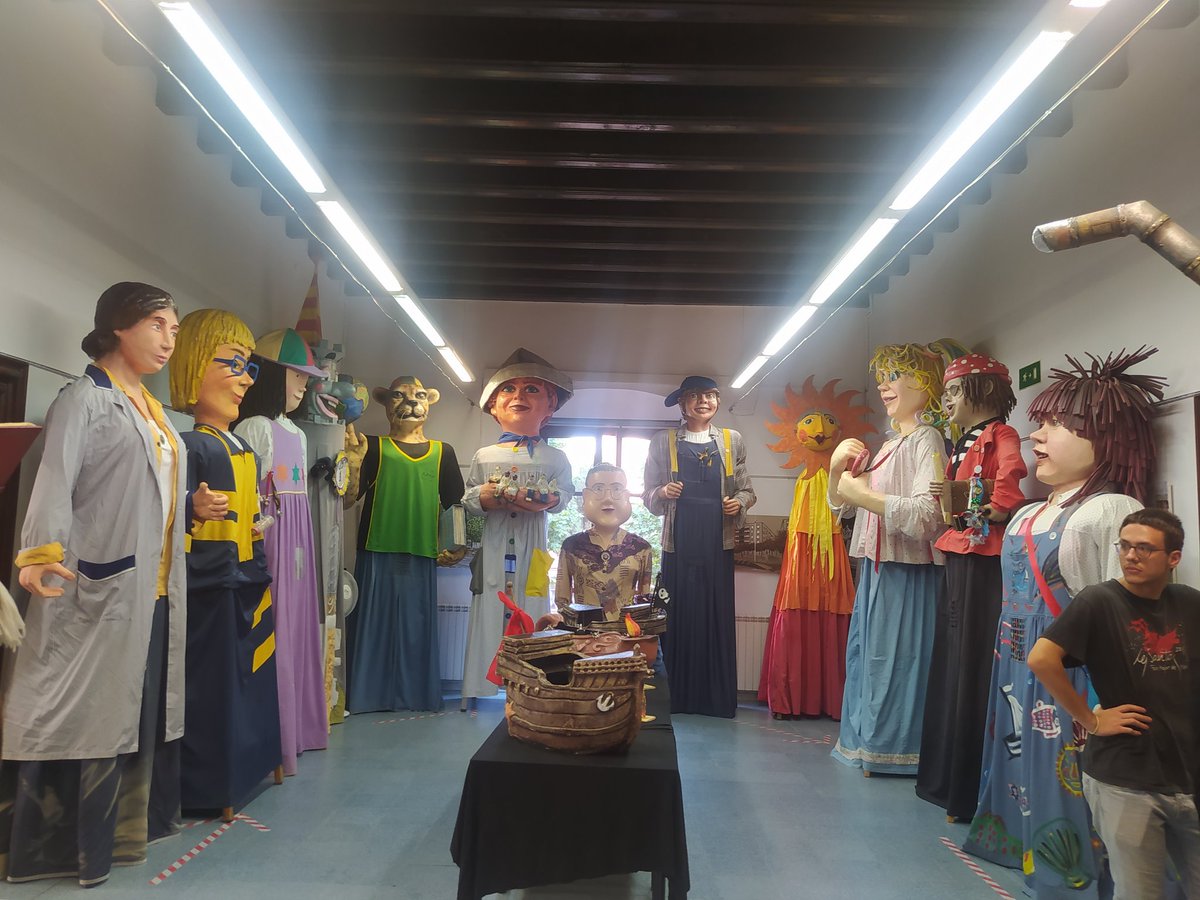 carlesestapecot's tweet photo. I ja tornem a tenir la #mostradegegants a Les Esmandies. 
Gràcies @PeramasEsmandie per oferir-nos aquesta mostra espectacular cada estiu. https://t.co/ayt9hebStX