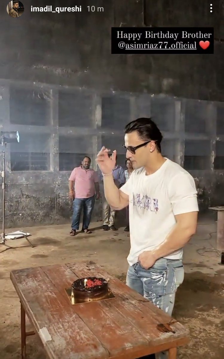 AsimRiaz71's tweet photo. When i think about @imrealasim 
He always reminds us a person with dignity,magnificent attitude &amp; extremely talented.Self made &amp; extremely hard working star. 
On his birthday he is shooting and see how humbly he is celebrating his birthday with the team.

 #HappyBirthdayAsimRiaz https://t.co/HdsxB9p5aJ