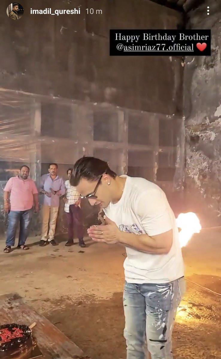 AsimRiaz71's tweet photo. When i think about @imrealasim 
He always reminds us a person with dignity,magnificent attitude &amp; extremely talented.Self made &amp; extremely hard working star. 
On his birthday he is shooting and see how humbly he is celebrating his birthday with the team.

 #HappyBirthdayAsimRiaz https://t.co/HdsxB9p5aJ