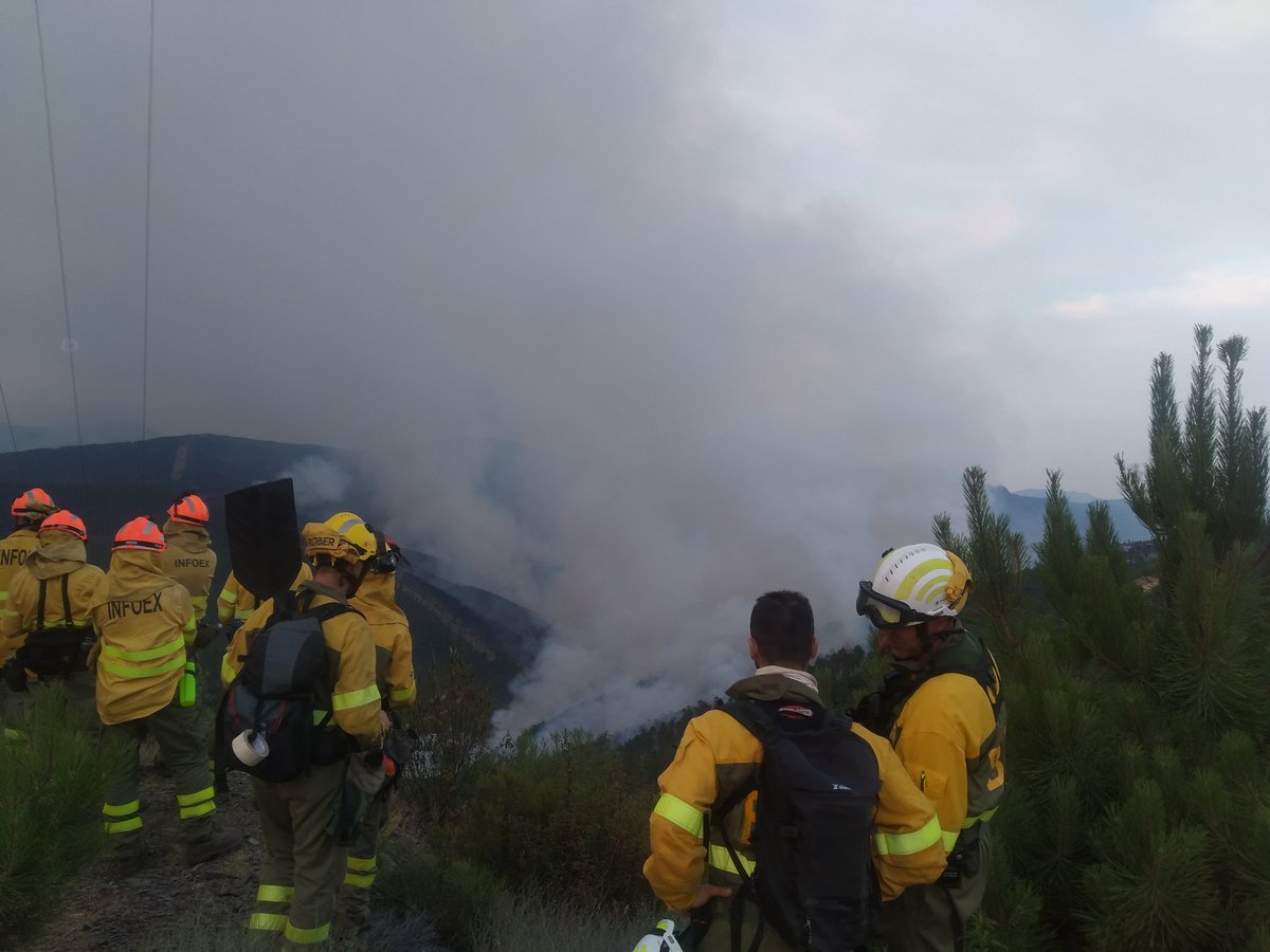 Juan13Navarro's tweet photo. Anochece en Las Hurdes (Cáceres). Baja la temperatura y siguen los trabajos de extinción sobre focos aún activos que devoran estas zonas montañosas. Los bomberos van a preparar un cortafuegos para impedir el avance de las llamas, que han quemado unas 2.500 hectáreas. #IFLadrillar https://t.co/YMsd2Ff0dX