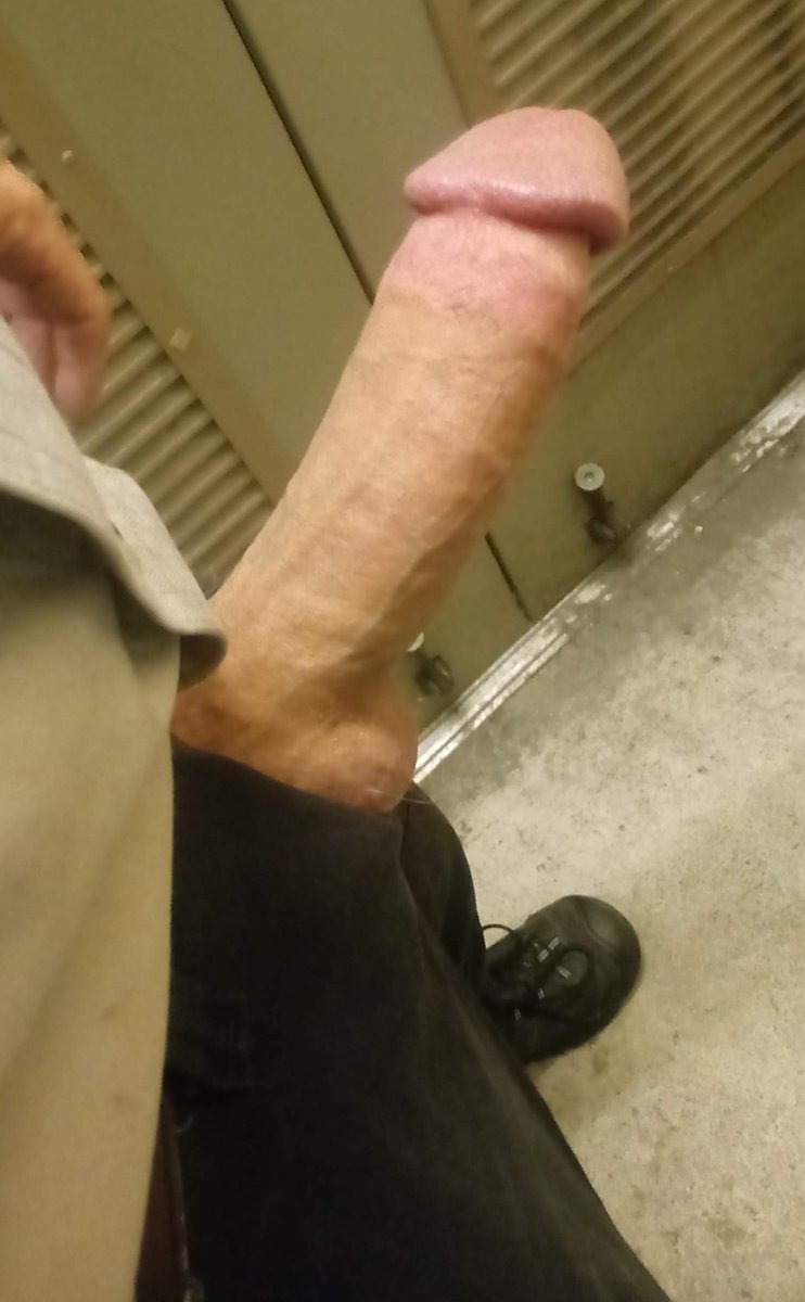 Working is hard. Coincidentally, so is my dick.

#bigdickenergy #gay #gaypdx #allworkandnoplaymakesjackadullboy