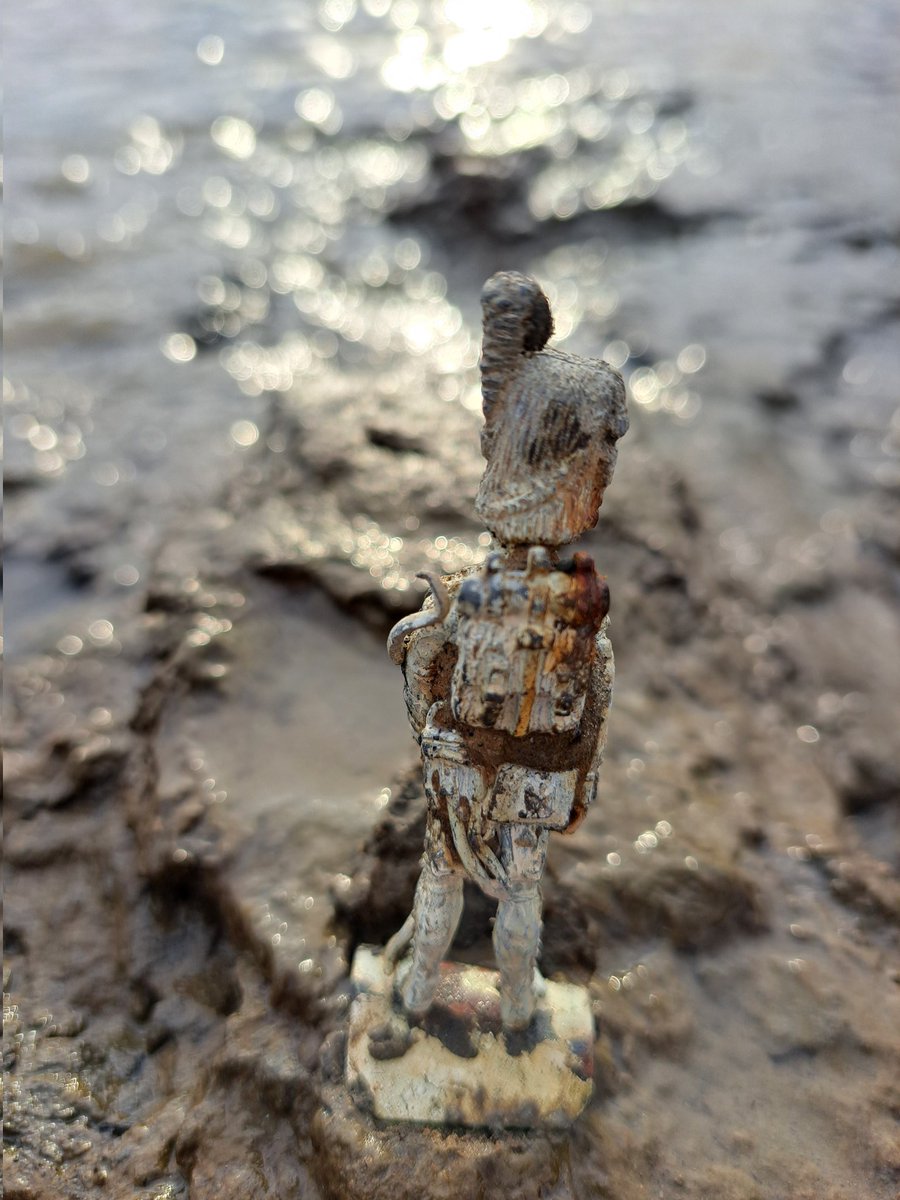 TideLineArt's tweet photo. One battle weary lead soldier (or is it heat exhaustion?) rescued from the Thames mud.This one is really detailed too and he hasn't lost his head (like most of my other Thames found lead soldiers). Maybe thats why he survived! Anyone recognise the regiment?#mudlarking #heatwave https://t.co/sDhric53kw