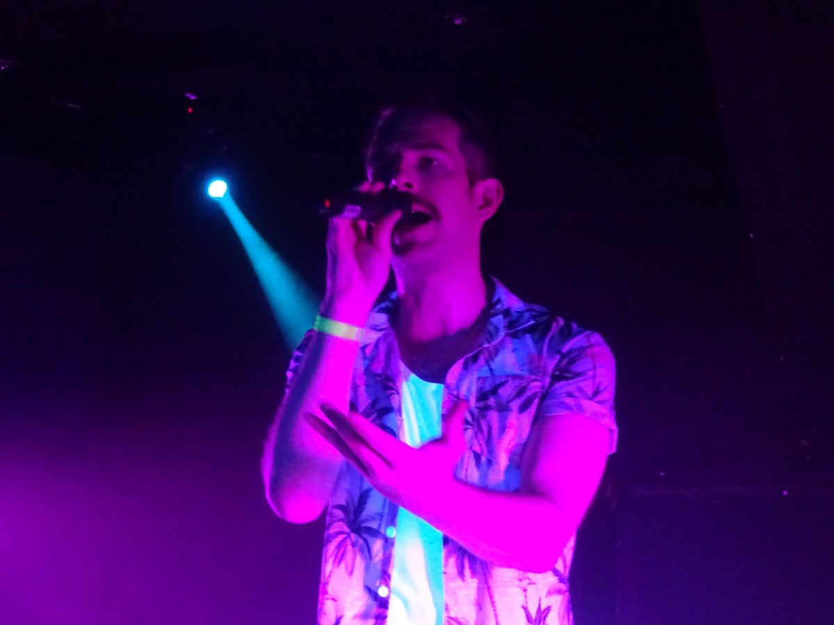 RLeBonTennant's tweet photo. Here's some photos I took of Bright Light Bright Light/Rod Thomas at the Hug & Pint this evening. 🙂 As always, he was fantastic live & it was so nice to see him again after 4 years. 😃🥳🥰😍💖💙👍🌈🎶🎤
@brightlightx2 @thehugandpint
#BrightLightBrightLight #HugAndPint https://t.co/15mXUL43dV