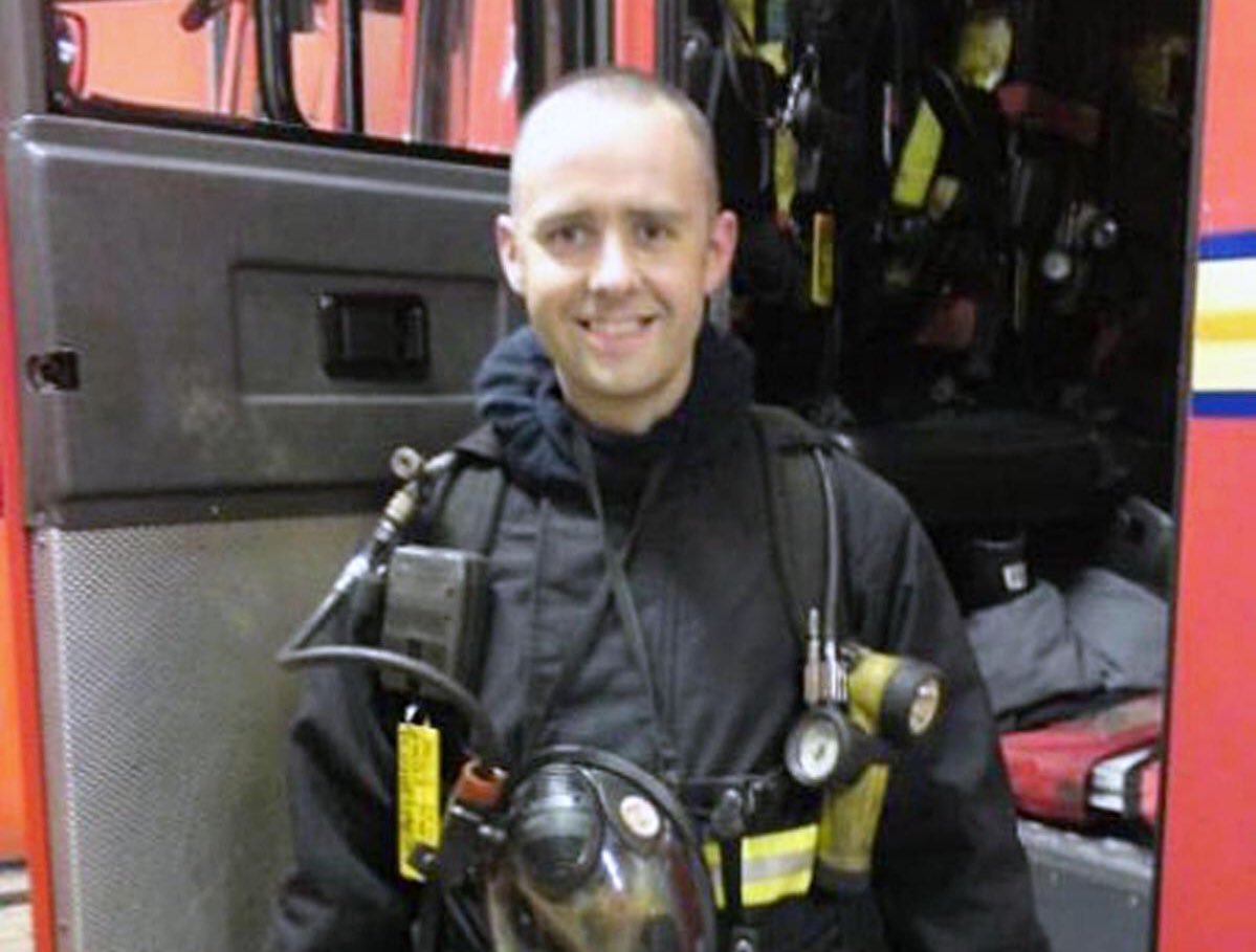 manchesterfire's tweet photo. Our thoughts are with family members, friends, and colleagues of Firefighter Stephen Hunt, who lost his life nine years ago fighting a fire in Manchester city centre 💔 https://t.co/dvzfDkiXIH