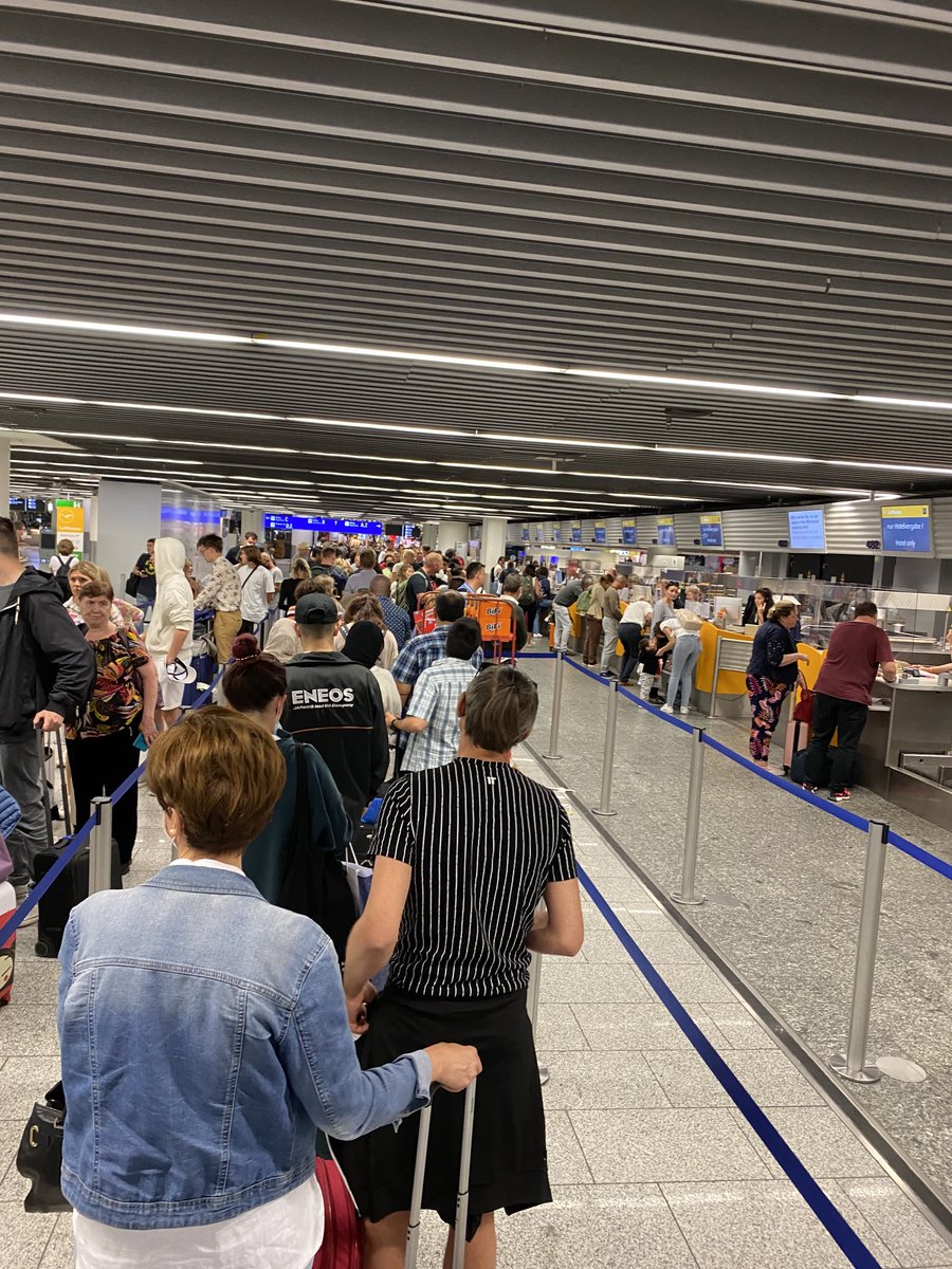 michal_zvi's tweet photo. On my way to ⁦@visumschool⁩, teaching tomorrow, really wanted to meet the students. ⁦⁦@lufthansa⁩ took off late, missed the connection… this is the line for solving the #airport mess https://t.co/F81pdziTnN