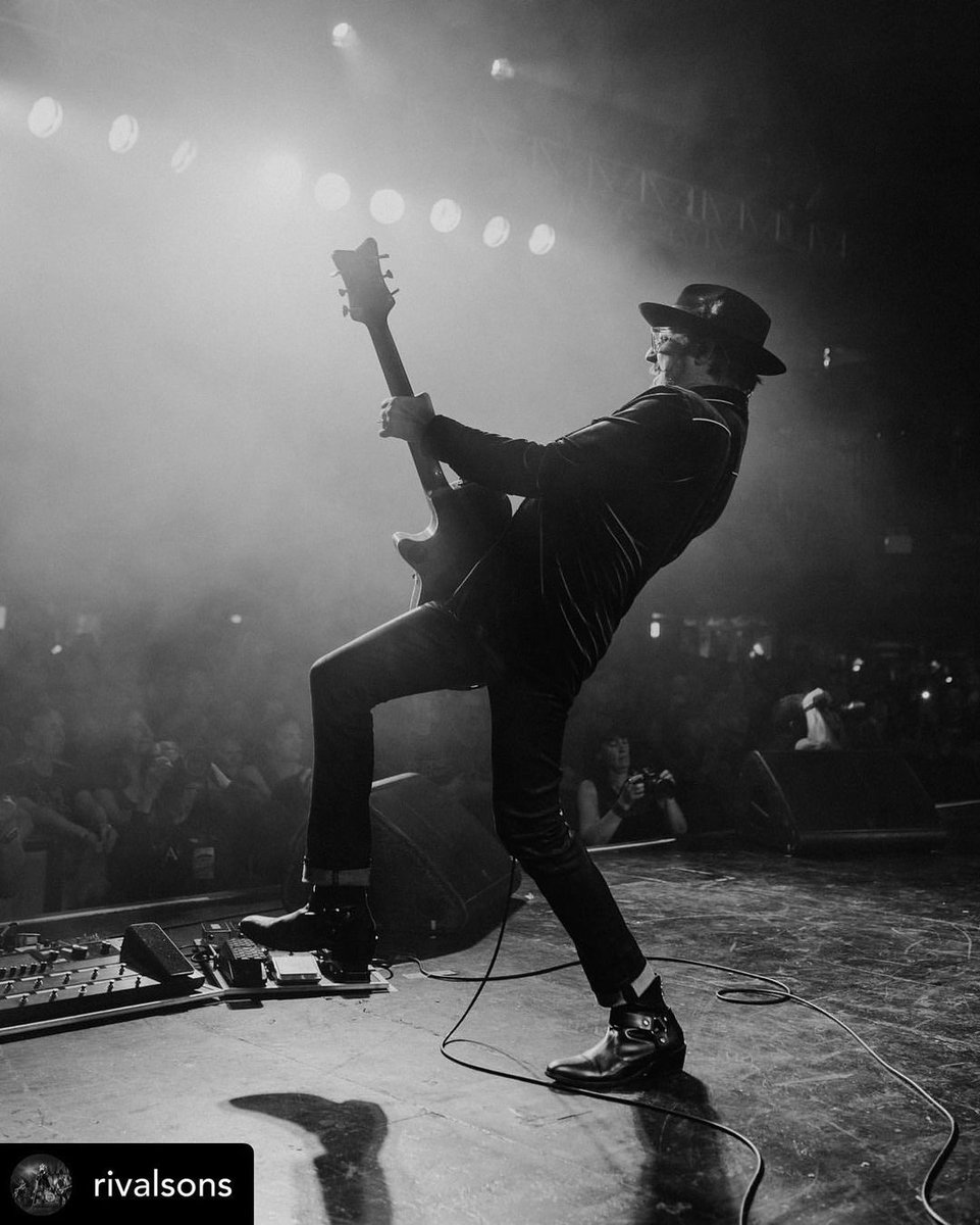 Line6's tweet photo. Great live shot of #Line6 artist @ScottHoliday and his #Helix!
Check out @rivalsons tour dates: https://t.co/M0vumcPE5u
Discover Helix: https://t.co/uyXfa5uqNw
Repost: @mrfuzzlord 
Image: @olivia_johnston_photography https://t.co/bBwPvRTrky