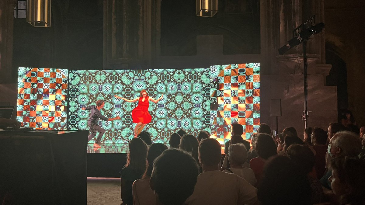 ADAMI_Artistes's tweet photo. #SuperTomorrow 💫 les anneaux de fumée de Guillaume Cousin et l’Ecume des jours de Julie Desmet Weaver lancent la Nuit immersive #FDA22 https://t.co/o1EVsxtmjc