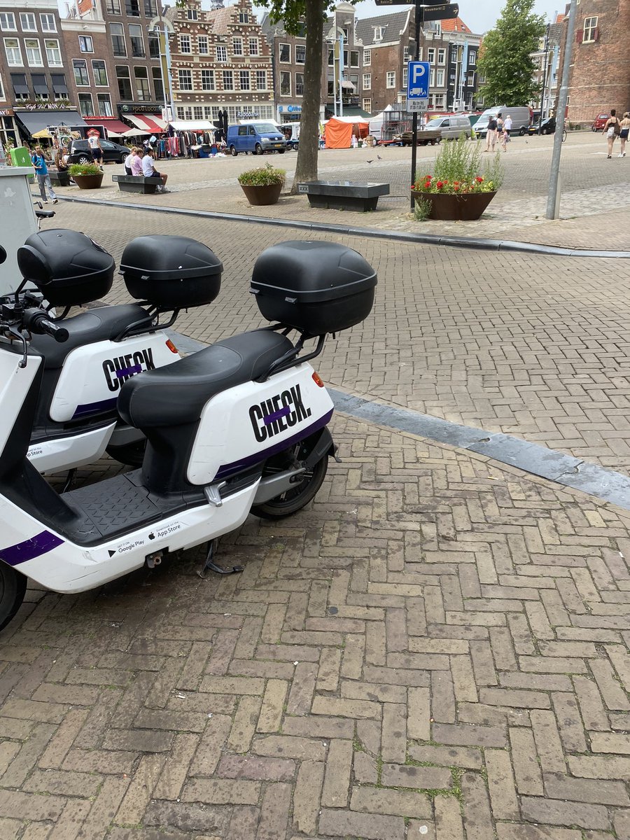 fabstylistikaNL's tweet photo. Lage stoeprand voor #invaliden en ouderen met rollators... ✅#check & #felyx staan alweer in de weg. Handig voor de ouderen van #flessemancomplex #nieuwmarkt #amsterdamlife #felyxchallenge #bedankt https://t.co/iSVrgkWoog
