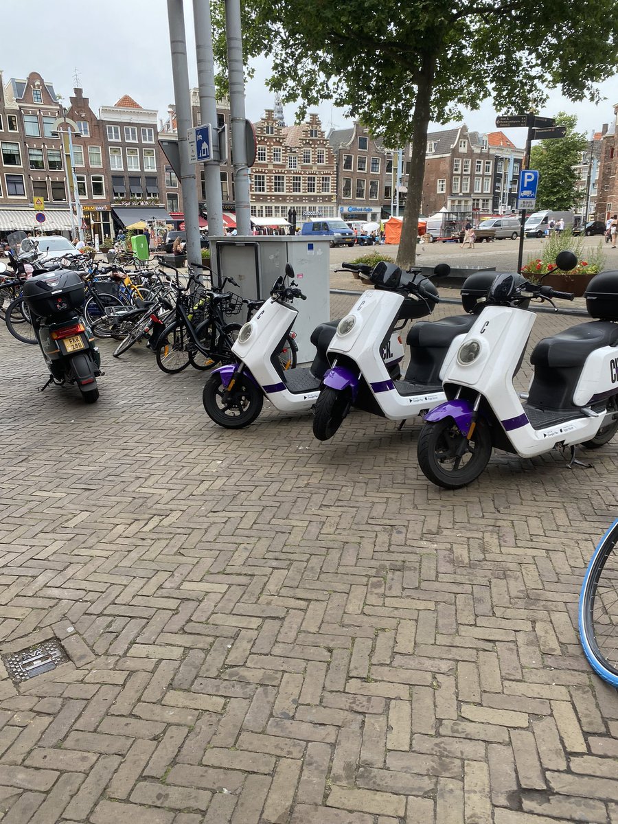fabstylistikaNL's tweet photo. Lage stoeprand voor #invaliden en ouderen met rollators... ✅#check & #felyx staan alweer in de weg. Handig voor de ouderen van #flessemancomplex #nieuwmarkt #amsterdamlife #felyxchallenge #bedankt https://t.co/iSVrgkWoog