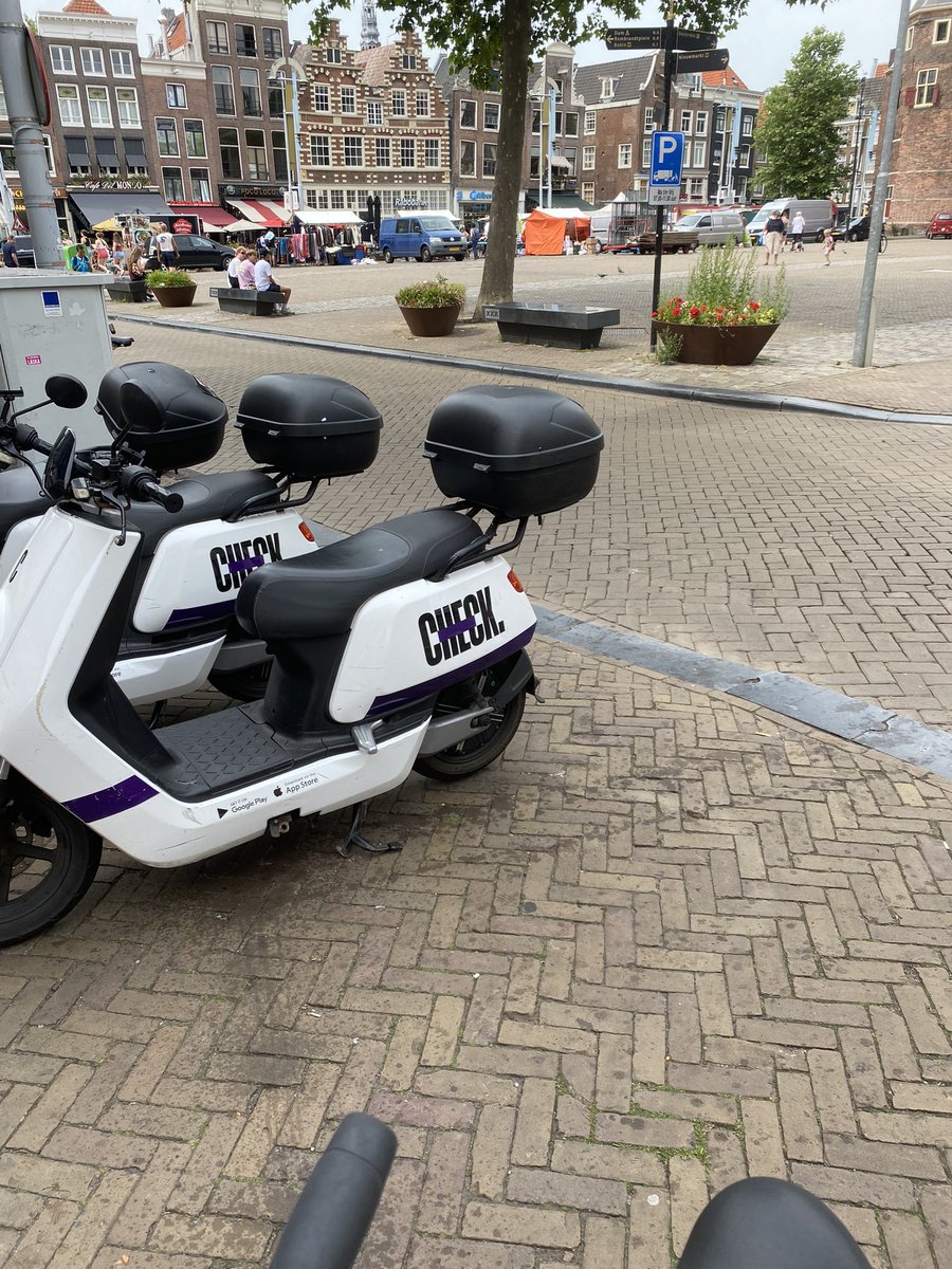 fabstylistikaNL's tweet photo. Lage stoeprand voor #invaliden en ouderen met rollators... ✅#check & #felyx staan alweer in de weg. Handig voor de ouderen van #flessemancomplex #nieuwmarkt #amsterdamlife #felyxchallenge #bedankt https://t.co/iSVrgkWoog