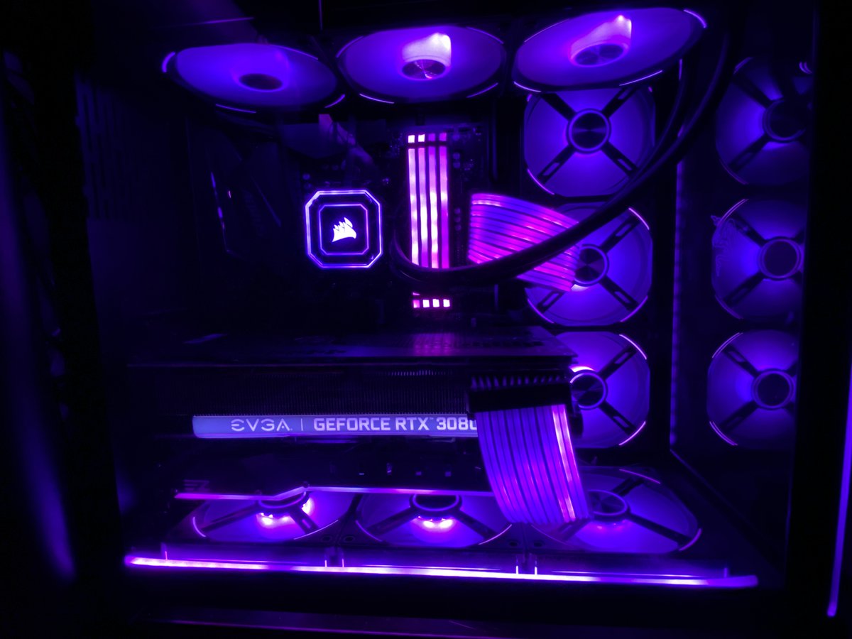 Imaginify1's tweet photo. @bitwitkyle here are some pics of the setup and PC. i think the back of my PC is def roastable it's a mess in there💀

(the green wires and arduinos are for the custom lian li strimer controllers) https://t.co/hPTOSG0JfK