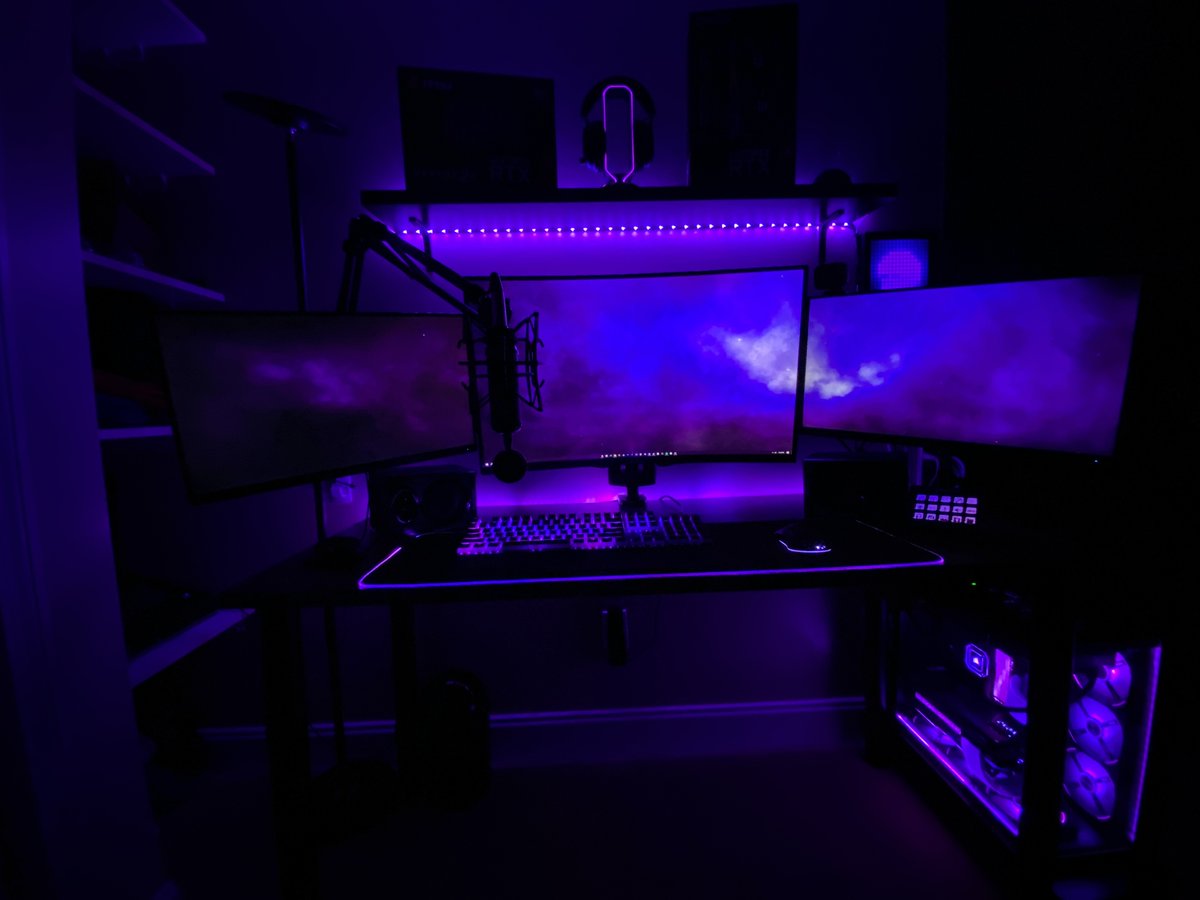 Imaginify1's tweet photo. @bitwitkyle here are some pics of the setup and PC. i think the back of my PC is def roastable it's a mess in there💀

(the green wires and arduinos are for the custom lian li strimer controllers) https://t.co/hPTOSG0JfK