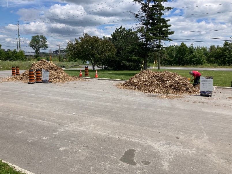 Around 580 cubic yards worth of woodchips were delivered and picked up at six #OttCity sites over the weekend!
That's about the equivalent of 10,440 standard bags from a garden centre!
Woodchips are still available, come get them while supplies last!
Info: bit.ly/3uuWFhB