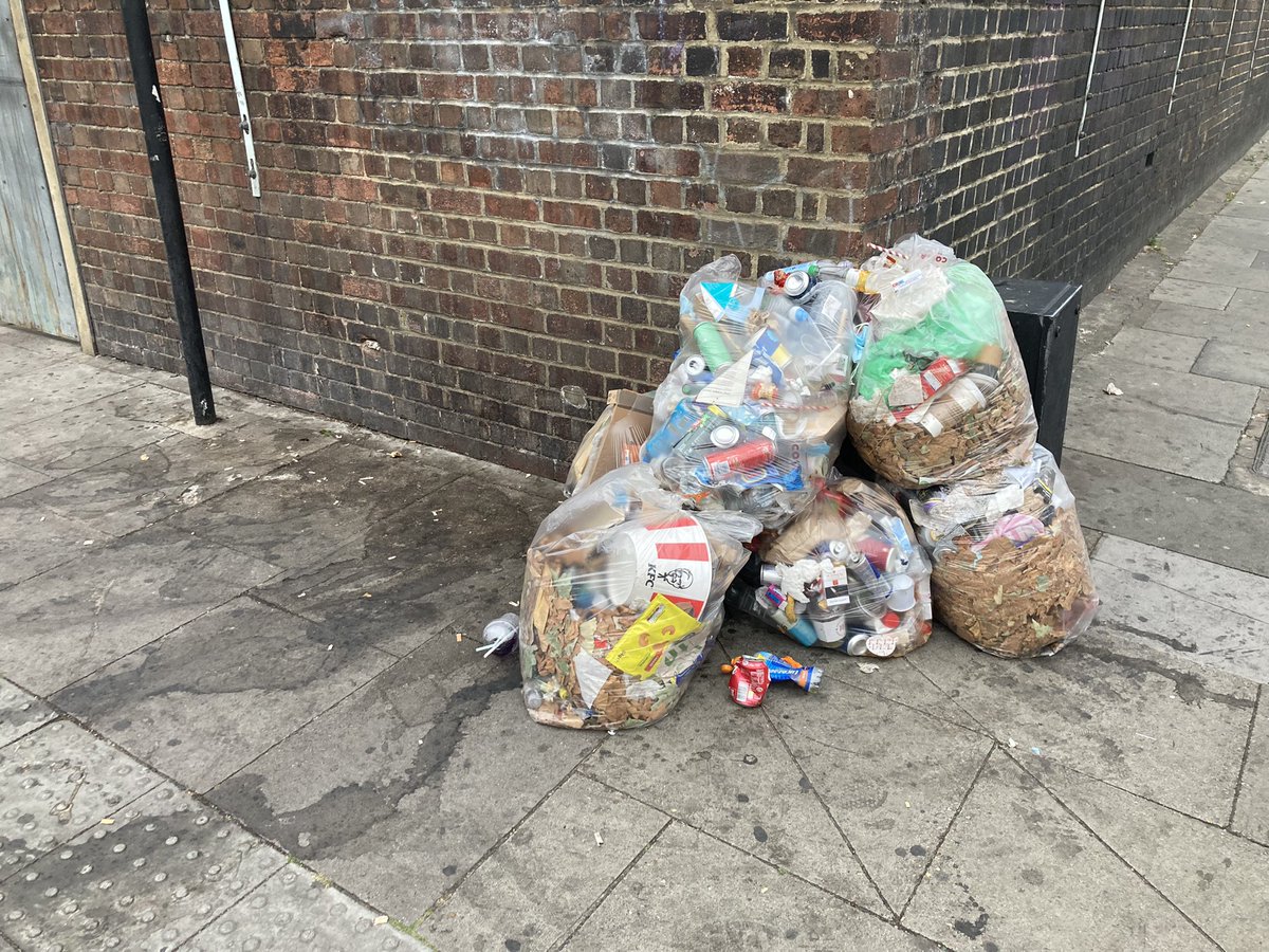 fabulousethic's tweet photo. Does Mile End have to be Worldβs End? Please can we do something about the constant state outside the tube? #mileend #TowerHamlets #TowerHamletsnow #rushanaraali @rushanaraali @MileEndComments https://t.co/caHFN0LA0T