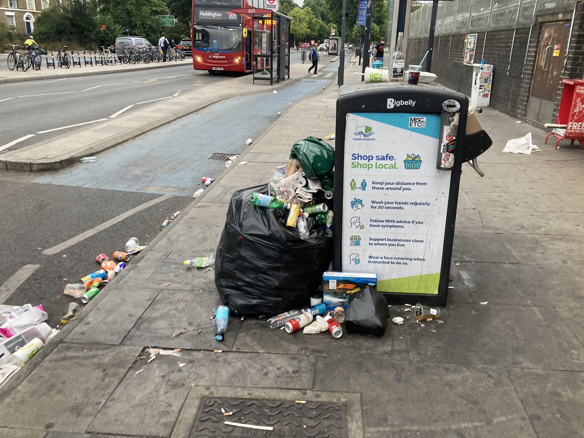 fabulousethic's tweet photo. Does Mile End have to be Worldβs End? Please can we do something about the constant state outside the tube? #mileend #TowerHamlets #TowerHamletsnow #rushanaraali @rushanaraali @MileEndComments https://t.co/caHFN0LA0T