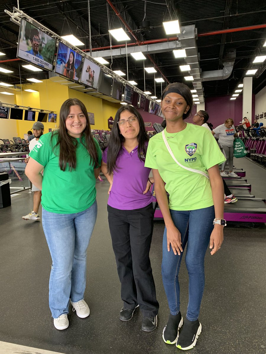 NYPDQueensSouth's tweet photo. At the end of their day our PBQS SYEP workers were interested in applying for the upcoming Police Exam. #copandkids @nypdrecruit @NYPDnews @NYPDChiefPatrol @NYCDCAS #thenextgenerationofcops https://t.co/SzaHBczASS