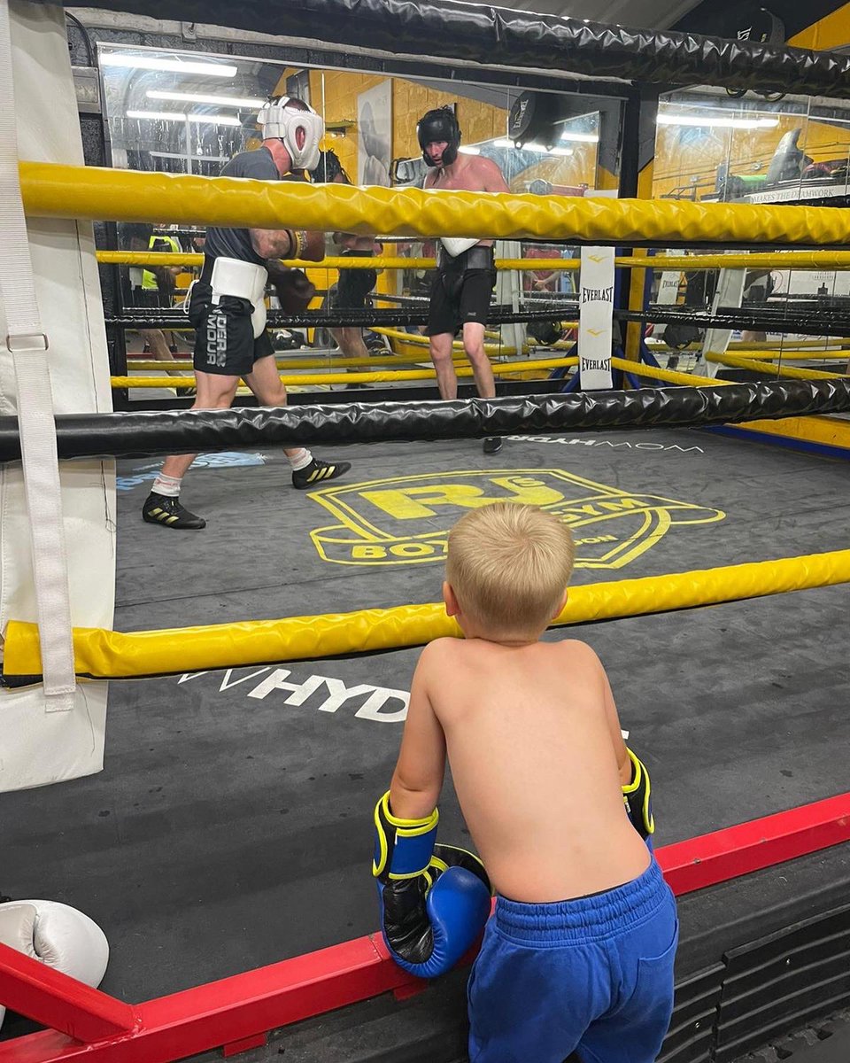 boyjonesjnr's tweet photo. Little man watching over daddy and @liamtaz spar, cheering him on for his up and coming commonwealth title eliminator!

#Familybusiness #BoyArmy #AngryLittleMan https://t.co/IhXsLfWRRQ