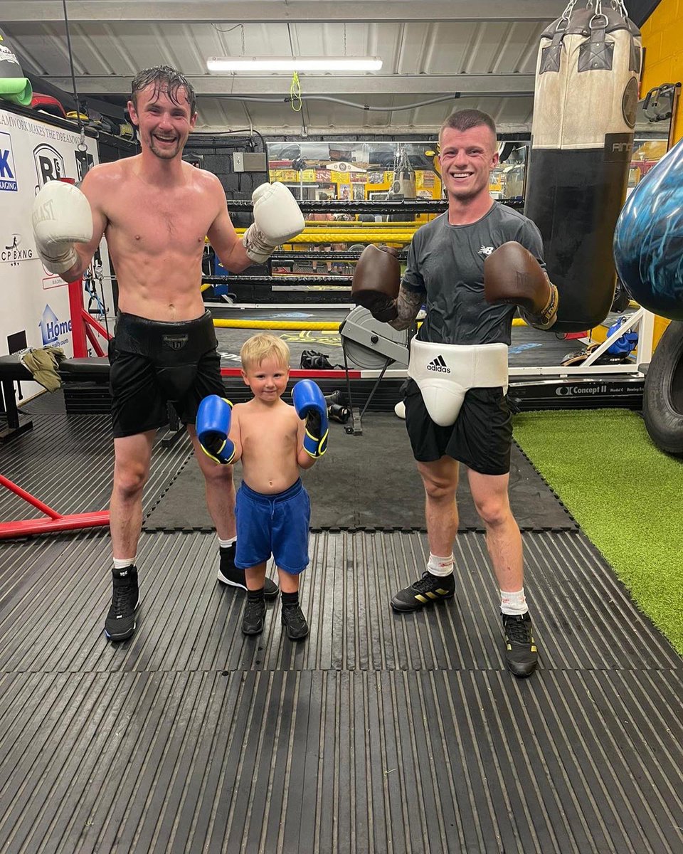 boyjonesjnr's tweet photo. Little man watching over daddy and @liamtaz spar, cheering him on for his up and coming commonwealth title eliminator!

#Familybusiness #BoyArmy #AngryLittleMan https://t.co/IhXsLfWRRQ