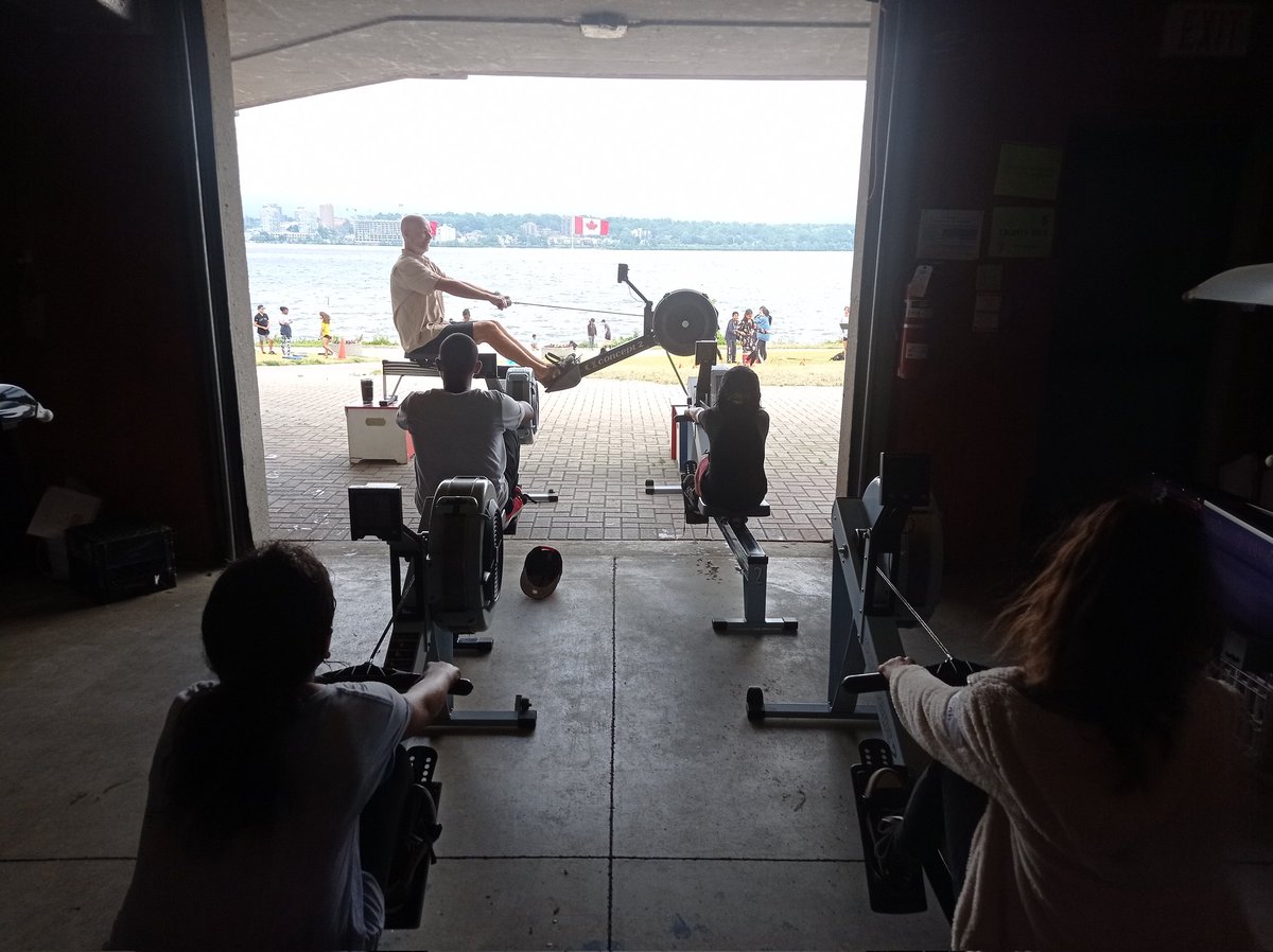 ignas_christine's tweet photo. Another day of exploring our community in #Barrie.
Water balloon games, learning how to erg on #rowing machines, art projects @MacLarenArt, and chalk art.
Thank to our #SWIS friends for spending another day with us. https://t.co/a2CmmhWE3w