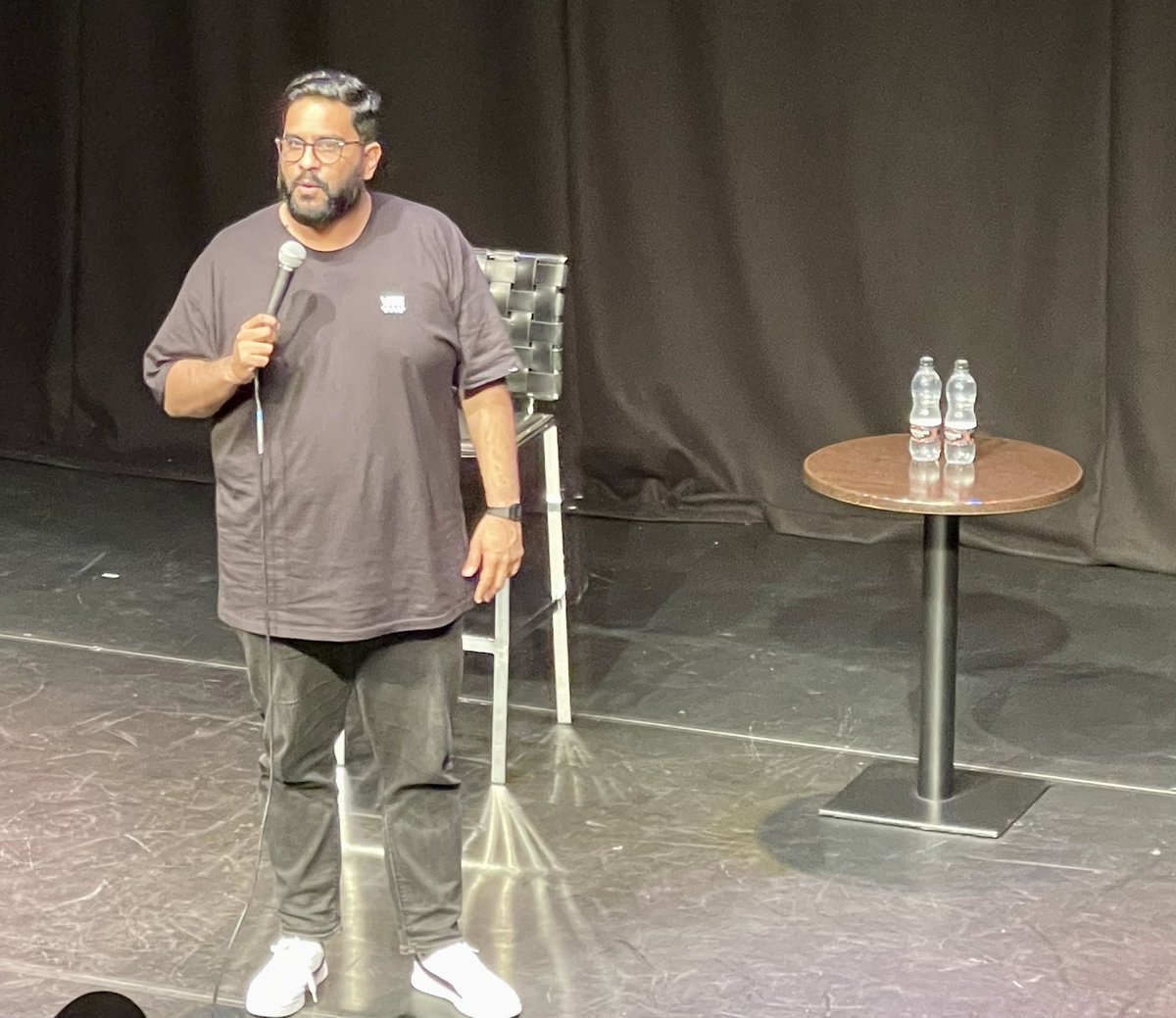 Jooberloober's tweet photo. @tezilyas @eshaanakbar Both guys smashed the first half! Loving it! #TezIlyas #EshaanAkbar #AlhambraStudio #Bradford #JalebiBaby 👍 https://t.co/Ug5Swwmk41