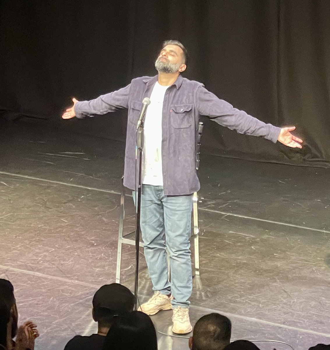 Jooberloober's tweet photo. @tezilyas @eshaanakbar Both guys smashed the first half! Loving it! #TezIlyas #EshaanAkbar #AlhambraStudio #Bradford #JalebiBaby 👍 https://t.co/Ug5Swwmk41