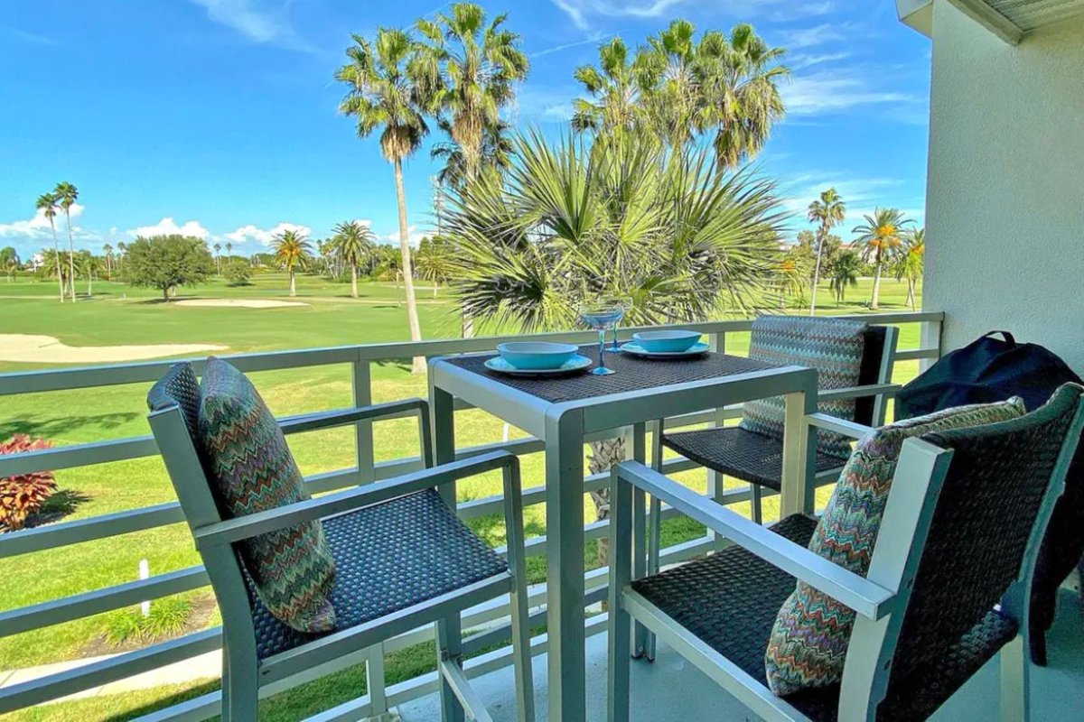 ResortRentalsUS's tweet photo. ☀️Escape your usual hustle and bustle at this charming 2BR 2BA that sleeps 6! Unit #236 can be found within the Vista Verde Resort. Book 10 days within travel &amp; Get 10% Off! https://t.co/X0IoZEDgFa #ResortRentals #StPetersburg #TravelPromotion #BookNow #TravelTuesday https://t.co/ZtUe2G2u8u