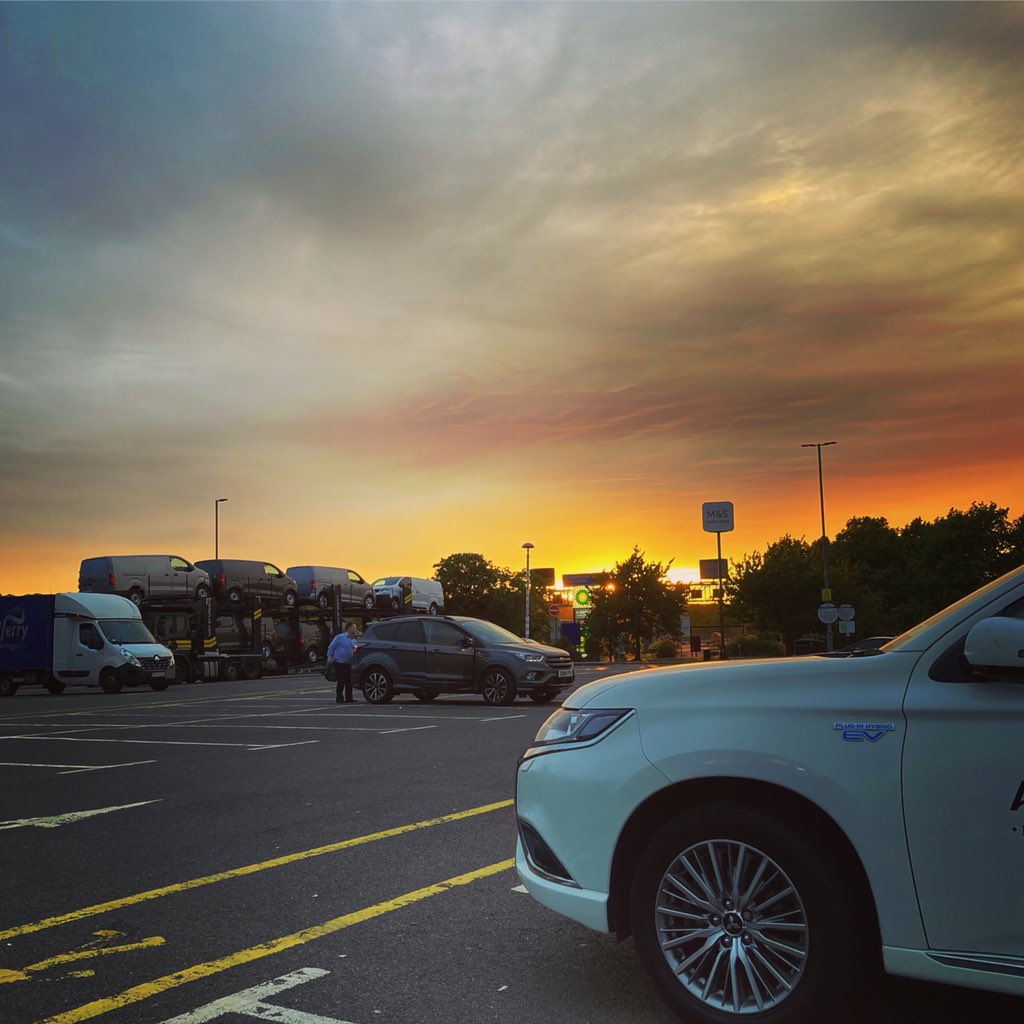 clairenfish's tweet photo. Todays sunset comes from Toddington Services. #sunset #toddingtonservices #m1sunset #m1 #servicestationsihaveknown #homewardbound #furnaceinthesouth https://t.co/ypIr9MT32l