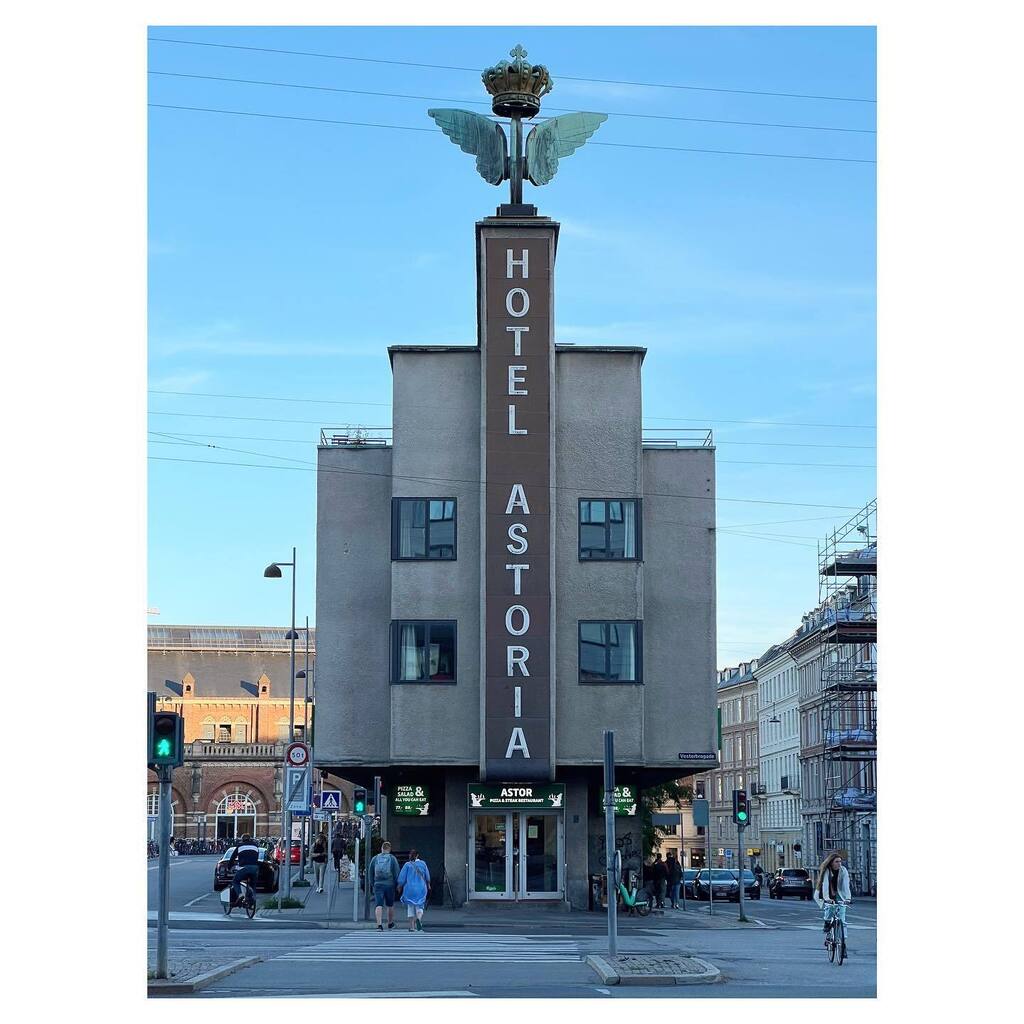 hsyee's tweet photo. #HotelAstoria #Copenhagen #architecture https://t.co/On0xhJI0Dm https://t.co/I08Bp20x5K