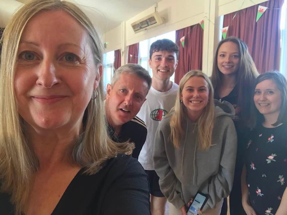 4 diwrnod ffab efo’r criw yma yn rhoi sioe ar ei thraed! 
Dewch i wylio sioe proms Na, Nel! yn yr Eisteddfod⚡️
Tiwns, chwerthin a lot fawr o hwyl😆🎸🌊🌳