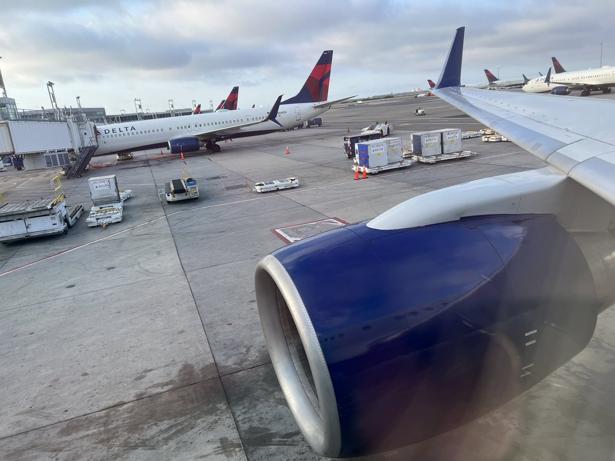 JamesCC87's tweet photo. Thanks @Delta for zipping me to the West Coast this morning for 48 hours in Los Angeles 😎 #Delta #avgeek #boeing https://t.co/dYn57YuxiB
