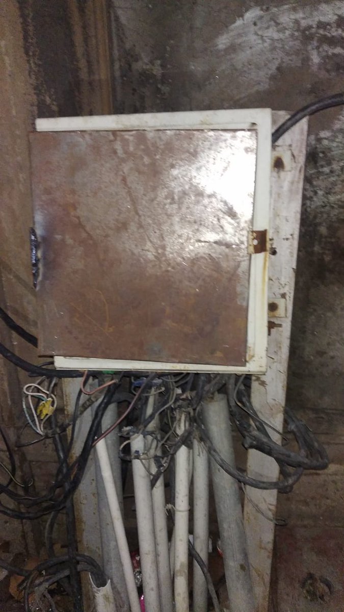 3311KV1's tweet photo. वर्षा के दिनों मे सुरक्षा की दृष्टि under ground पैनल्स का वेल्डिंग किया जा रहा है |@MDDVVNL @ptshrikant @sdo_vikas @RakeshKumar1960 @RajvirS29807461 @se_eudcmathura @SKGupta59877422 @bmsharma21 @EMofficeUP https://t.co/DETxqdvuy0