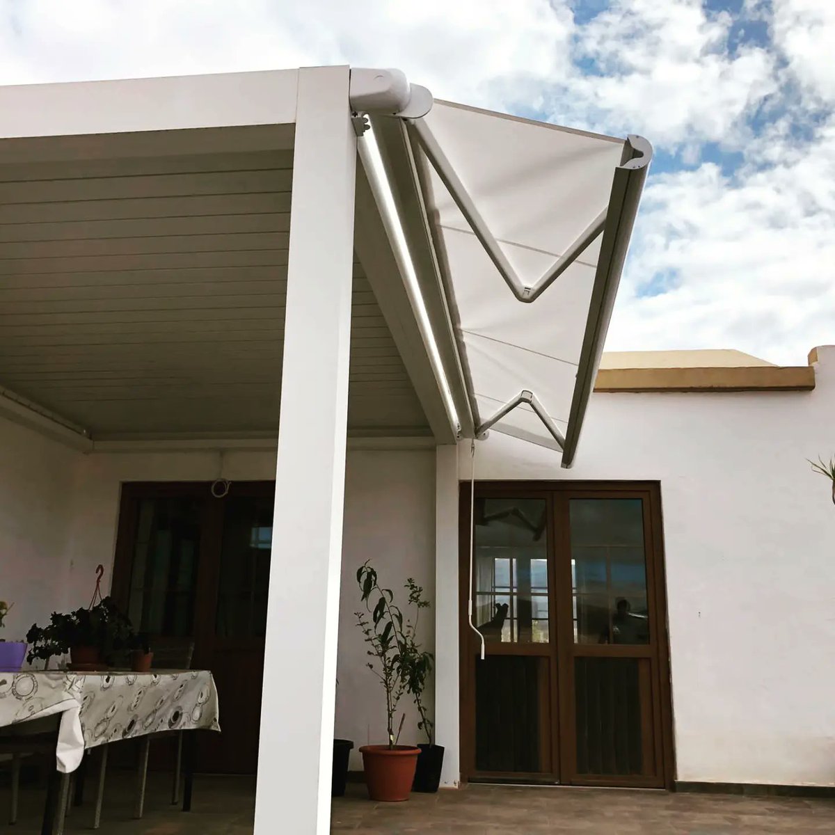 persymarsl's tweet photo. La #pergola #bioclimatica es un producto versátil... Se pueden añadir varios accesorios y se puede implementar su superficie con la instalación de un #toldo #cofre
#moderna #linear #outdoor #style https://t.co/6B7lRUFi3j