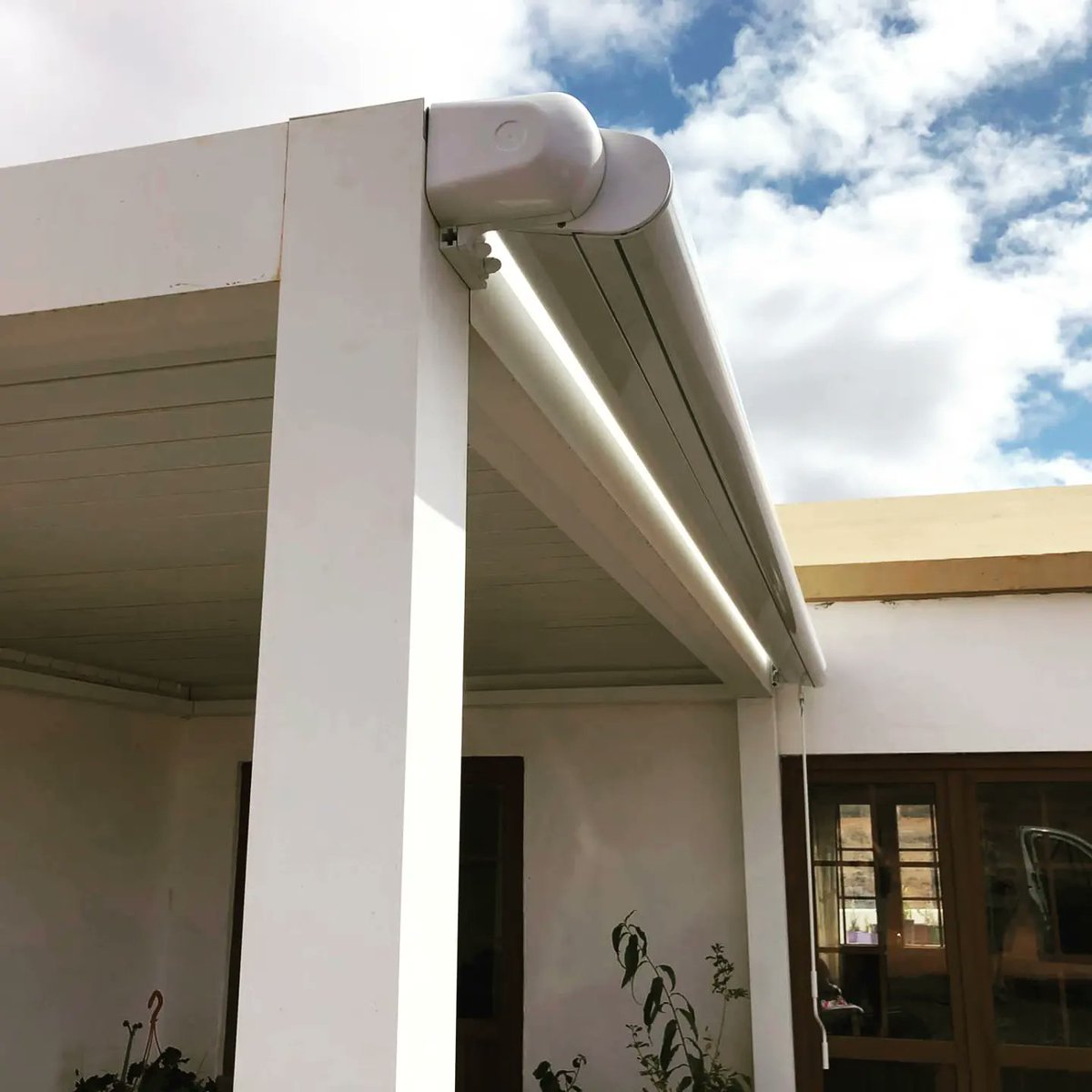 persymarsl's tweet photo. La #pergola #bioclimatica es un producto versátil... Se pueden añadir varios accesorios y se puede implementar su superficie con la instalación de un #toldo #cofre
#moderna #linear #outdoor #style https://t.co/6B7lRUFi3j