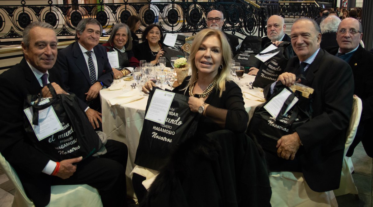 codereAr's tweet image. Acompañamos a la Fundación Padres en su cena anual, apoyando sus 20 años de trabajo, en la que compartimos los productos confeccionados por pequeños emprendedores de la economía social que forman parte de nuestro Programa de Vinculación Comunitaria🤝
#SomosEquipo #SomosCodere