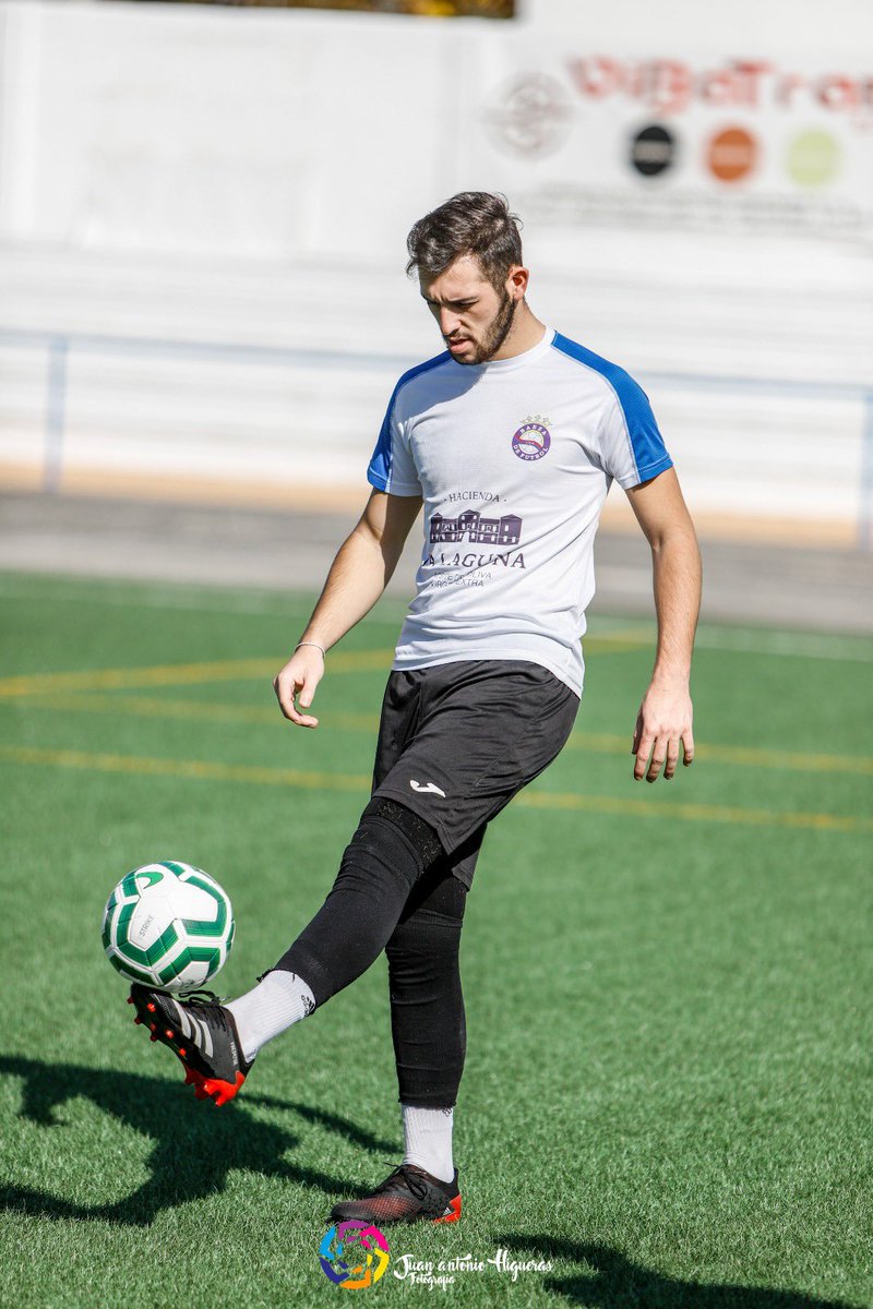 Fichajazo!!! Miguel Ángel , pedazo portero que vuelve a su casa tras varios años jugando fuera y viene para completar junto a Valero sin duda la mejor dupla de porteros de la primera andaluza.
Bienvenido de nuevo portero!!💪🏽💪🏽💪🏽