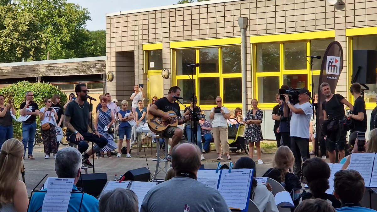 AMasthoff's tweet photo. Besonderer Moment für das #Jugendblasorchester Jam-Session mit @thebosshoss in #Seelze
Der Eintrag ins "Goldene Buch" der Stadt durfte natürlich nicht fehlen 😉 https://t.co/aKdq6Nye6X