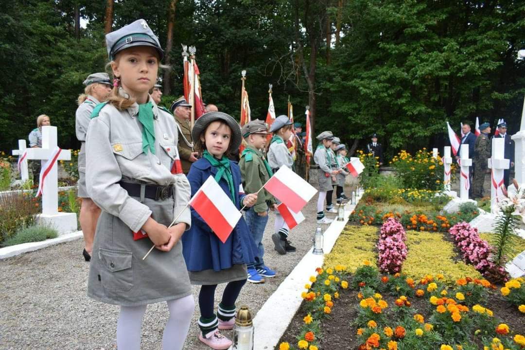 mMulawa's tweet photo. Podczas ogólnopolskich obchodów Dnia Walki i Męczeństwa Wsi Polskiej w #Sochach na #Roztoczu uczciliśmy pamięć ofiar niemieckiej pacyfikacji z 1 czerwca 1943 r.
Dziękuję Prezydentowi RP @AndrzejDuda za wkład w dzieło upamiętnienia bohaterskiej postawy mieszkańców wsi.
#Pamiętamy https://t.co/OIfzGlG3ve
